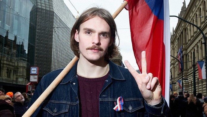 Česká polícia sa zaoberá mladým politikom. Objavili sa oplzlé správy, ktoré mal písať 13-ročným dievčatám