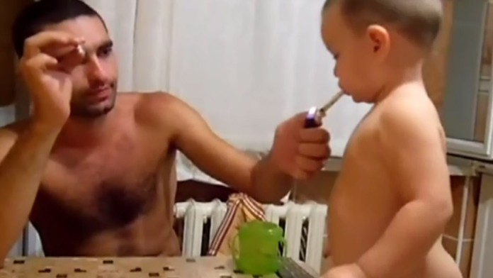 Chlapček fajčí spolu s otcom