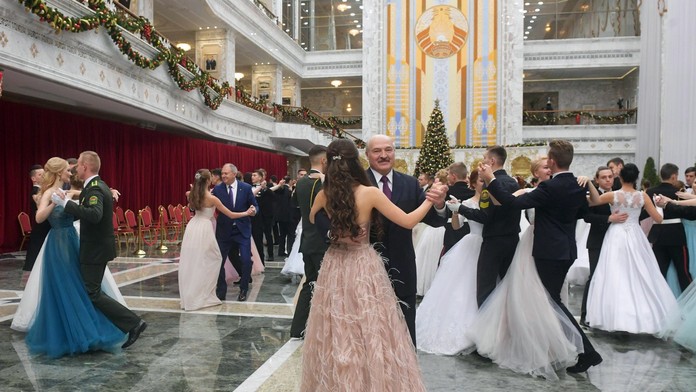 FOTO: Po boku Lukašenka sa objavuje o desiatky rokov mladšia modelka. Je to jeho milenka, píšu ruské médiá