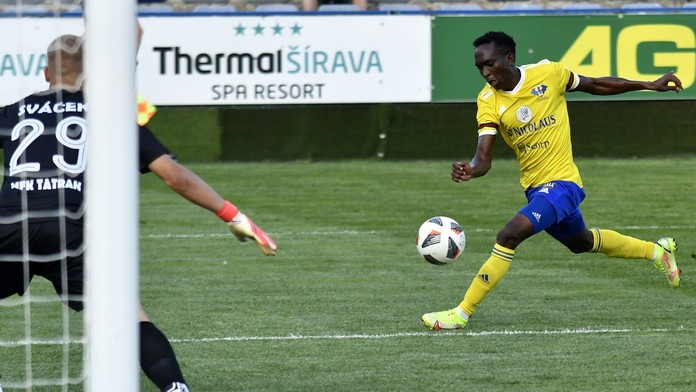 Na snímke zľava brankár Dominik Šváček (Tatran) a hráč MFK Zemplín Michalovce Wisdom Kanu.