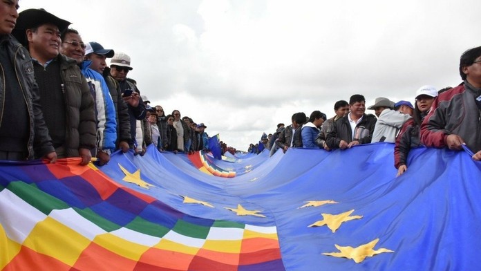 Bolívijčania rozvinuli naldlhšiu vlajku na svete.