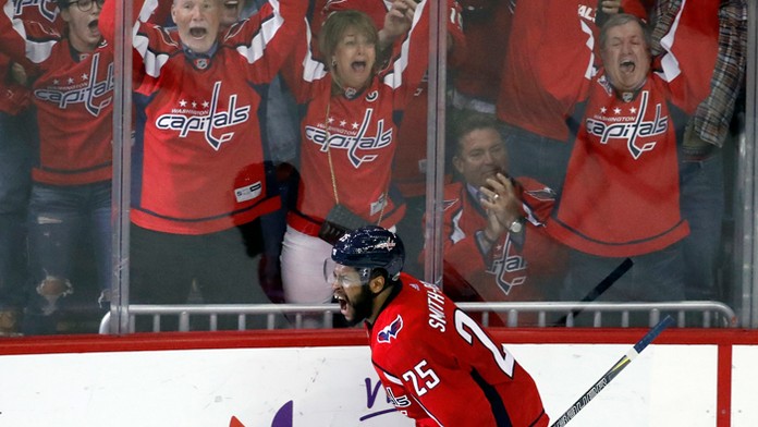 Hokejista Washingtonu Capitals Devante Smith-Pelly sa teší po strelení gólu. 