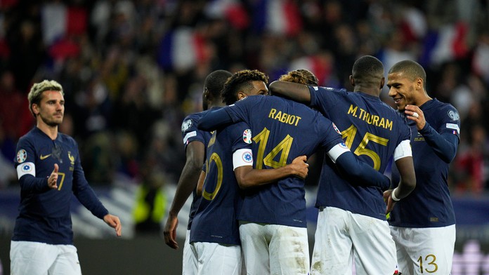 Francúzi so súperom nemali zľutovanie a nadelili mu poriadny debakel. Spoznali sme ďalších postupujúcich