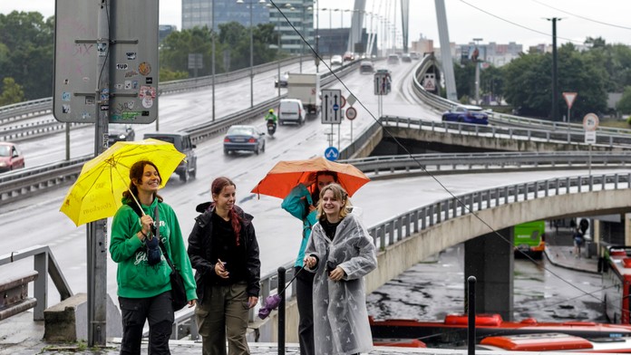 Na snímke ľudia s dáždnikmi na Židovskej ulici v Bratislave.