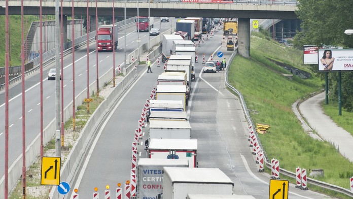 Priebežne uzatvorená Sitina. Na D2 smerom do Petržalky je takmer hodinové zdržanie