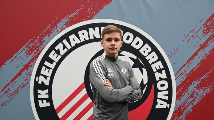 Vyslúžil si rešpekt skúsených futbalistov. Podbrezová má najmladšieho asistenta trénera v Niké lige