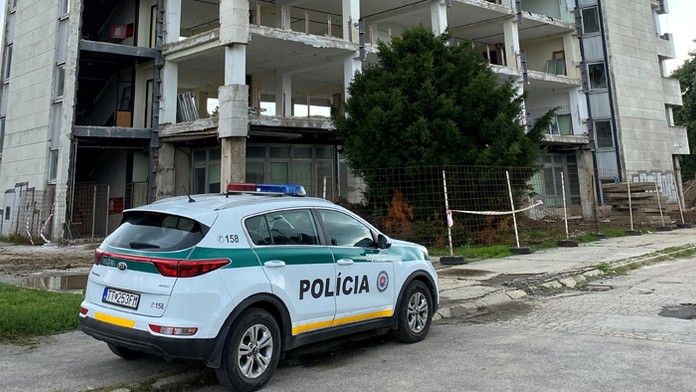 Policajti vo Vrbovom zachraňovali ženu so 4-ročným dieťaťom.