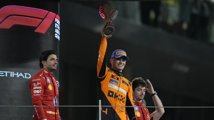 Majster sveta sezónu zakončil kolíziou. Norris McLarenu po 26 rokoch zaistil Pohár konštruktérov