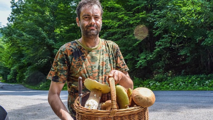 Hubár Emil s plným košíkom dubákov.