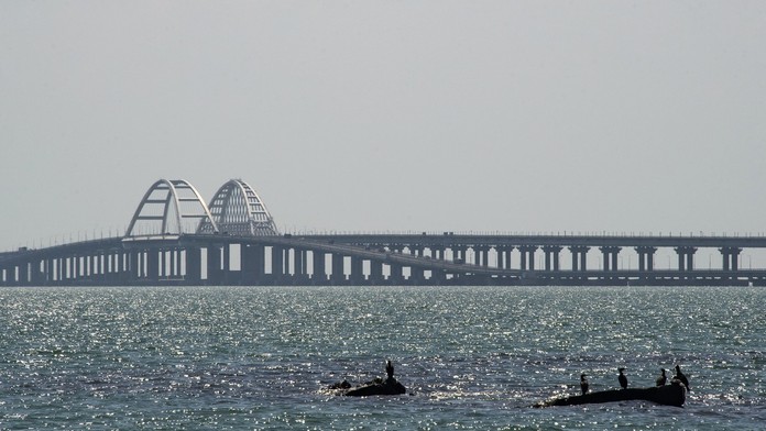 Ukrajinci zaútočili na Krymský most. Všetky drony sme zničili, hlásia Rusi