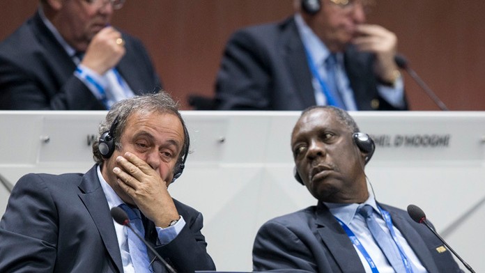 Michel Platini (vľavo) a prezident Africkej futbalovej konfederácie Issa Hayatou na archívnej snímke.