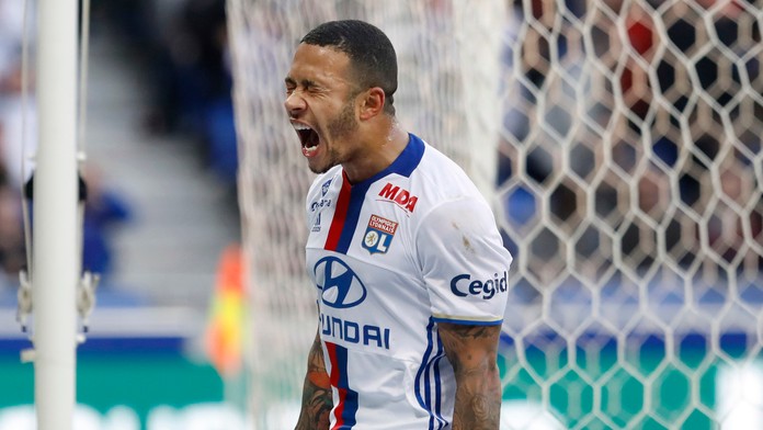 Útočník Lyonu Memphis Depay oslavuje gól.
