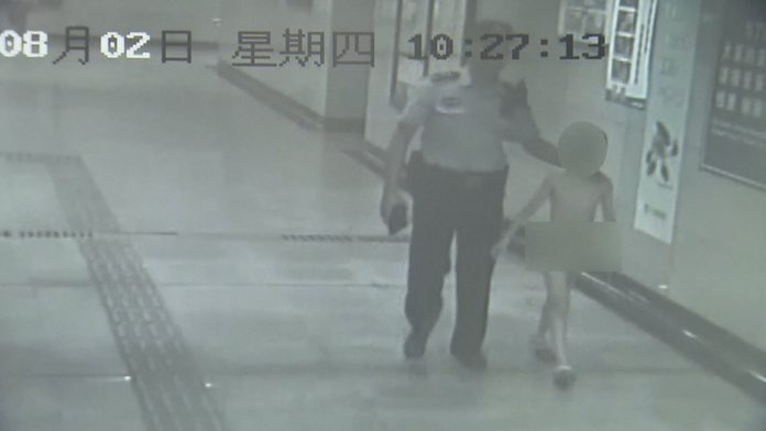 Nahý chlapec v metre