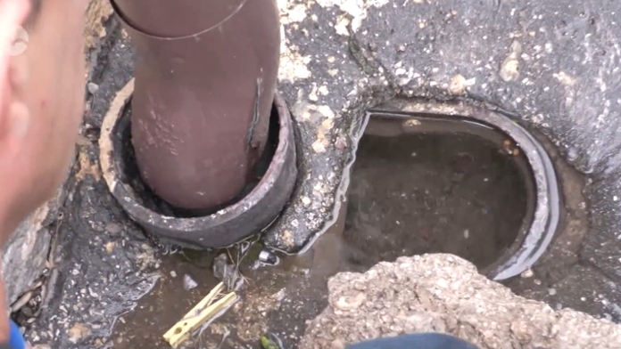 Odkvapová rúra, v ktorej našli novorodenca