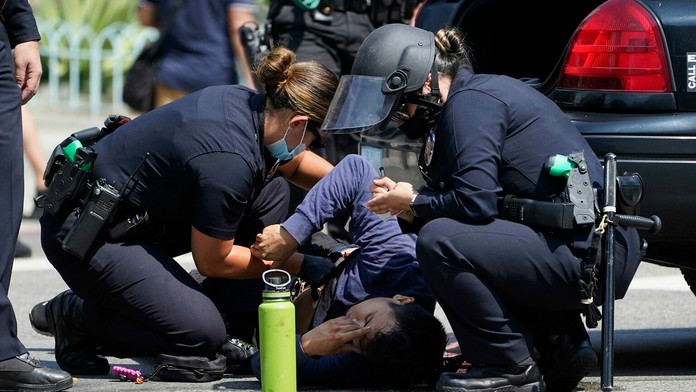 Muž dobodaný počas protestov v Los Angeles