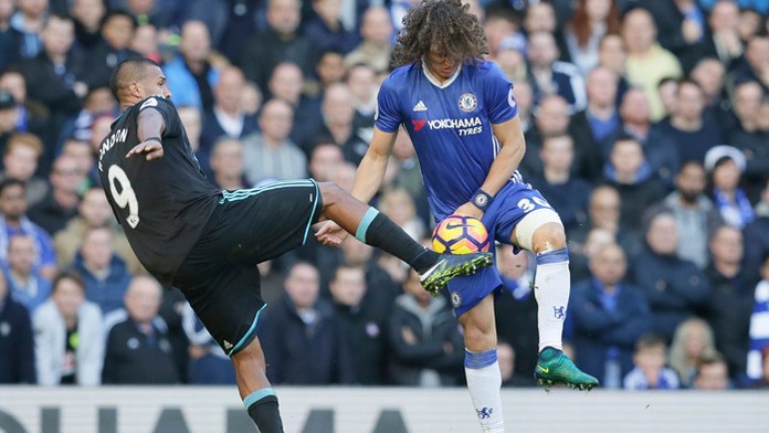 David Luiz (vpravo) a Jose Salomen Rondon v súboji o loptu v zápase Chelsea - West Bromwich.