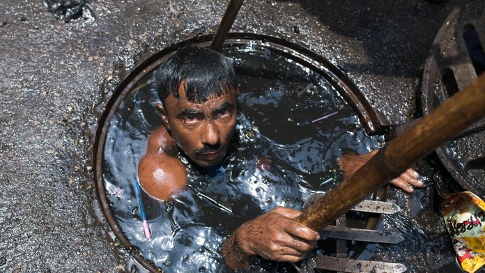 Často nemá k dispozícii ani ochrannú masku. 