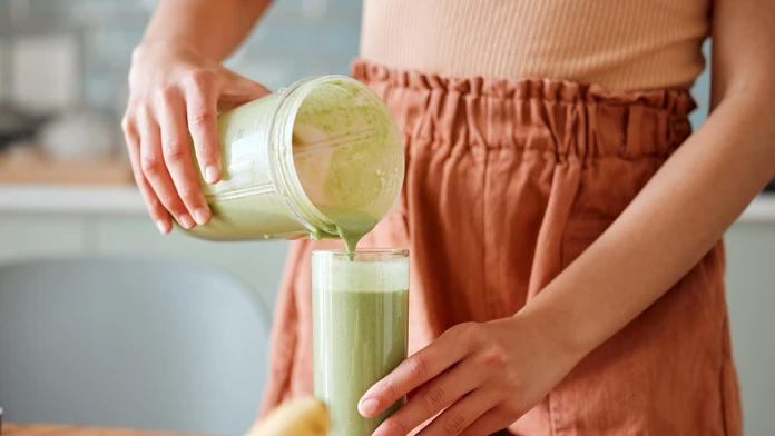 Na snímke výroba smoothie.