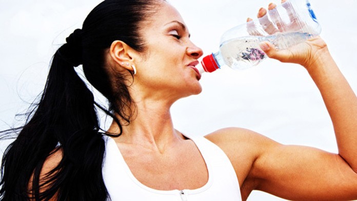 Žena pije vodu - ilustračná snímka - 1