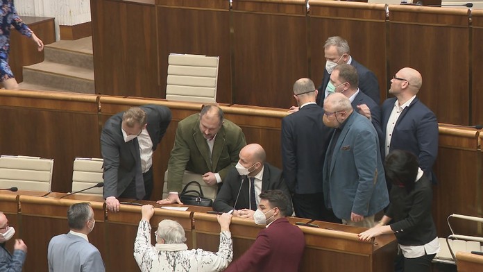 Koniec výtržnostiam v pléne: Koalícia chce, aby neposlušných poslancov krotila parlamentná stráž