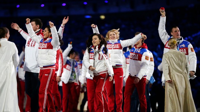 Na snímke ruskí športovci prichádzajú počas záverečného ceremoniálu XXII. zimných olympijských hier v Soči