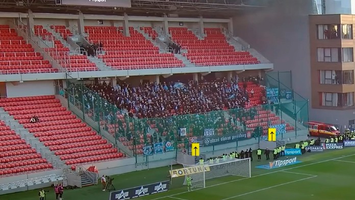 Šípky ukazujú na miesta, kde začnú dymiť dymovnice.