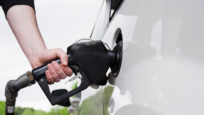 Muž tankuje benzín na pumpe 