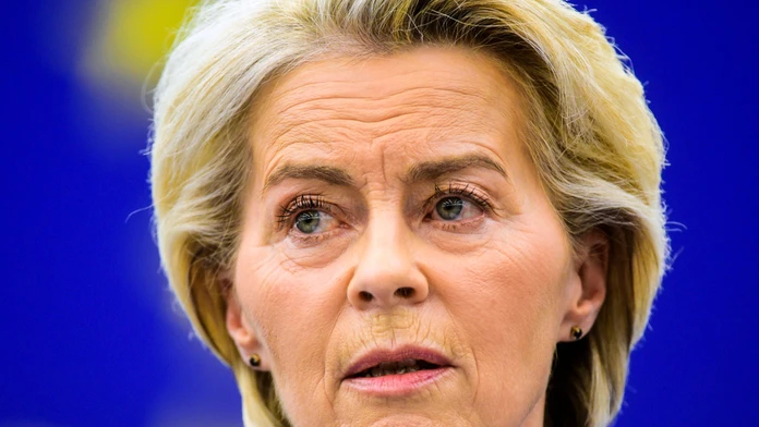 Šéfka EK ustála v europarlamente obe hlasovania o vyslovení nedôvery