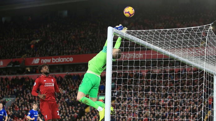 Gólman Evertonu Jordan Pickford v dueli proti Liverpoolu.