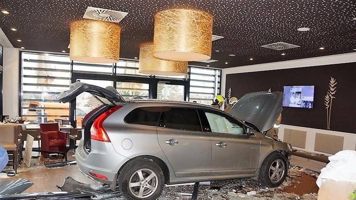 Vozidlo prerazilo výklad kaviarne. 