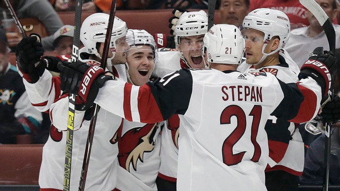 Dylan Strome z Arizony Coyotes sa raduje z gólu so spoluhráčmi, vpravo Slovák Richard Pánik. 