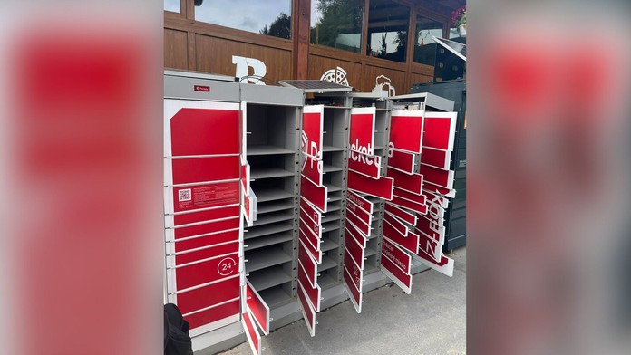 Vykradnutý balíkobox.