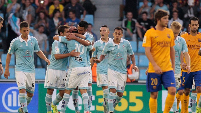Hráč RC Celta Manuel Agudo “Nolito” (v strede) oslavuje so spoluhráčmi úvodný gól do bránky Barcelony