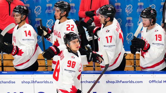 Kanadský hokejista Connor Bedard sa raduje z gólu so spoluhráčmi