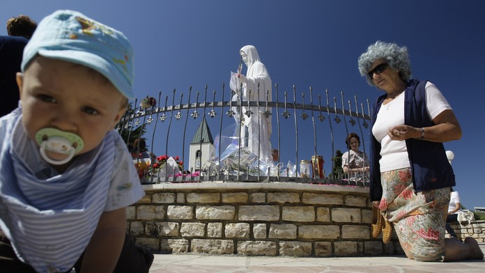 Veriaci pri soche Panny Márie v kostole sv. jakuba v juhobosnianskom Medžugorí.