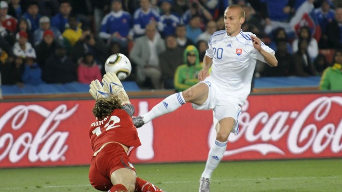 Zatkla ho NAKA, ženil sa s vuvuzelou a v Afrike bol lepší ako Ronaldo. Kat majstrov sveta robí na stavbách