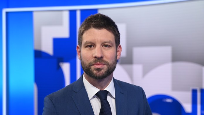 Vláda žiada Šimečku zverejniť príjmy neziskoviek, v ktorých orgánoch sú jeho blízki