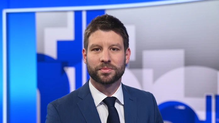 Vláda žiada Šimečku zverejniť príjmy neziskoviek, v ktorých orgánoch sú jeho blízki