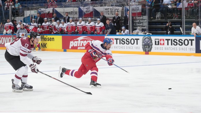 Český hokejista Tomáš Plekanec (uprostred) strieľa gól počas zápasu s Lotyšskom.