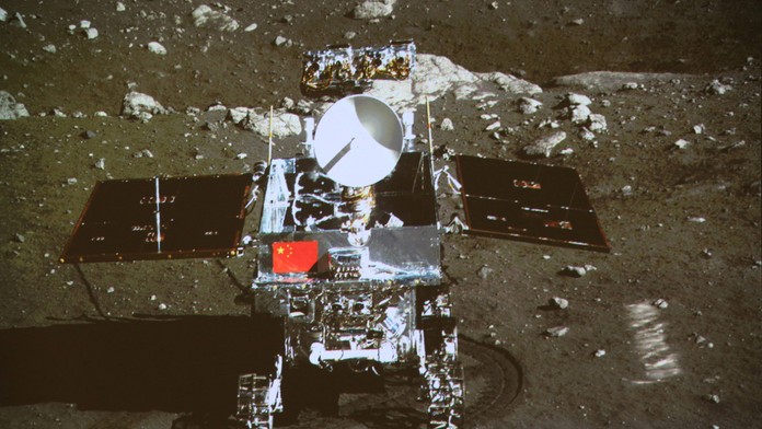 Čínske robotické vozidlo Jü-tchu na Mesiaci