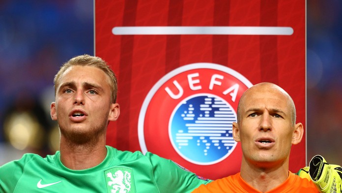 Jasper Cillesen a Arjen Robben spievajú hymnu pred kvalifikačným zápasom s Islandom. Robben stretnutie pre zranenie nedohral.