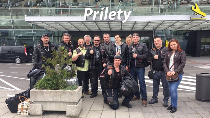 Noční vlci sa odfotili po prílete do Bratislavy.