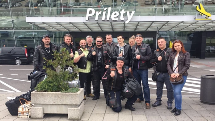 Noční vlci sa odfotili po prílete do Bratislavy.