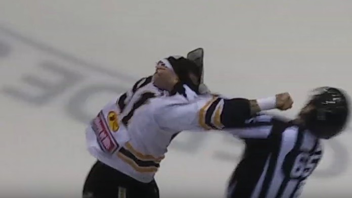 Marek prepadol Dominika v parku..mp4