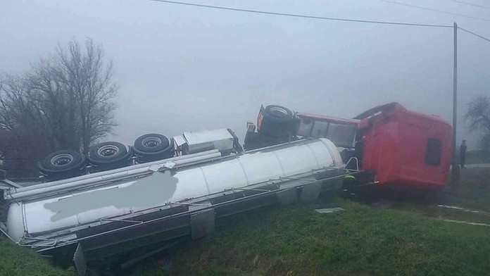 Prevrátený kamión.