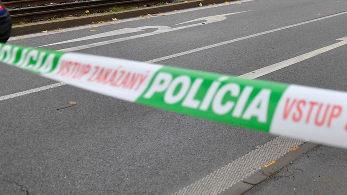 Vlastnej sestre sa vyhrážal smrťou a hodil po nej mikrovlnku, polícia muža (44) z Nemšovej obvinila