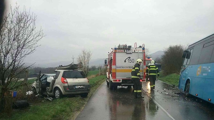 Po zrážke autobusu s autom sa pri Trenčíne zranilo šesť osôb