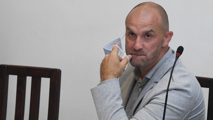 Norbert Bödör dostáva putá.