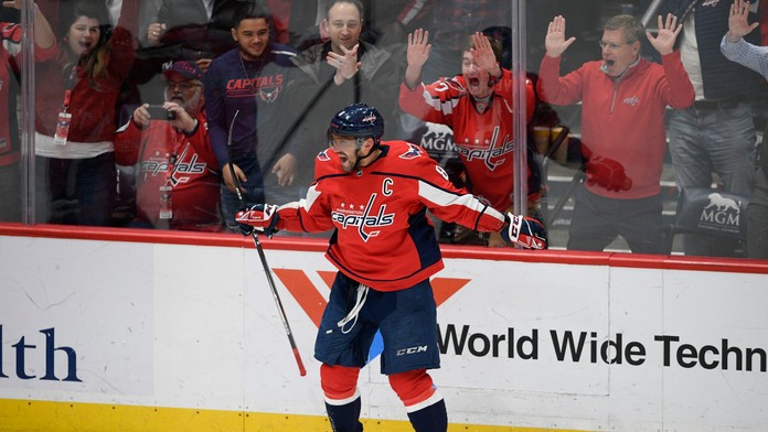 Charlie Lindgren z Montrealu oslavuje triumf proti New Jersey.