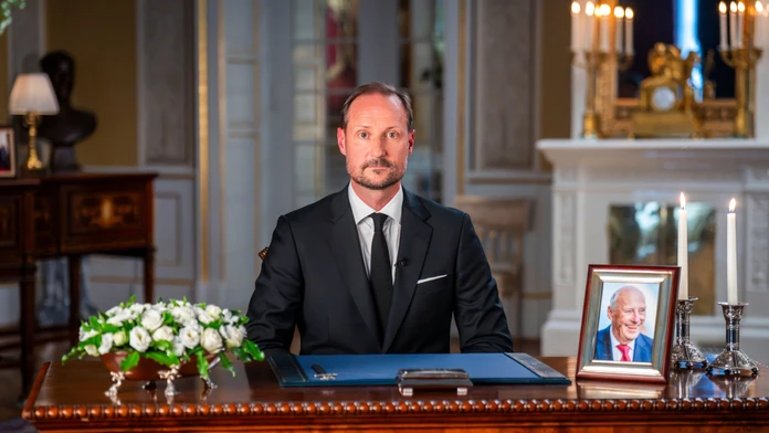 „Teraz je rad na mne.“ Nový nórsky kráľ prehovoril k národu, pri slovách o rodičoch zadržiaval slzy